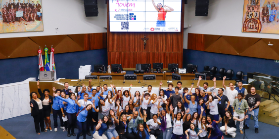 crianças e adolescentes no plenário da câmara