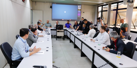 parlamentares e participantes presentes em audiência pública na câmara municipal de bh