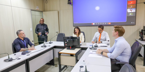 Vereadores e convidados no Plenário Helvécio Arantes
