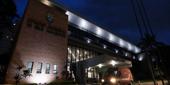 fachada da câmara municipal iluminada na cor prata