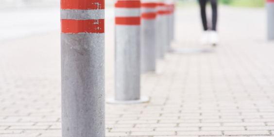barreiras cônicas instaladas em passeio público