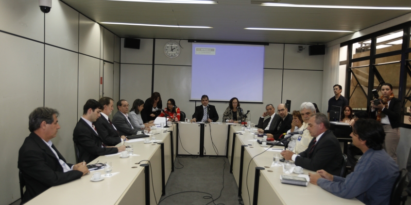 Vereadores cobram fiscalização do excesso de água no frango congelado