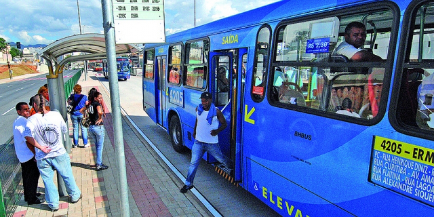 Projeto regulamenta embarque e desembarque fora dos pontos de ônibus sinalizados. Imagem: Portal PBH