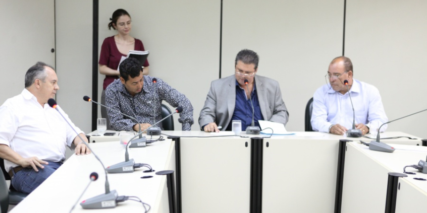 Vereadores em reunião da Comissão de Desenvolvimento Econômico, nesta quarta-feira (27/5). Foto: Mila Milowski