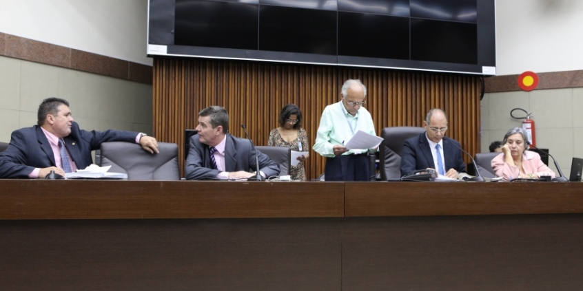 Membros da Comissão de Administração Pública, em reunião na última quarta (2/14). Foto: Mila Milowski