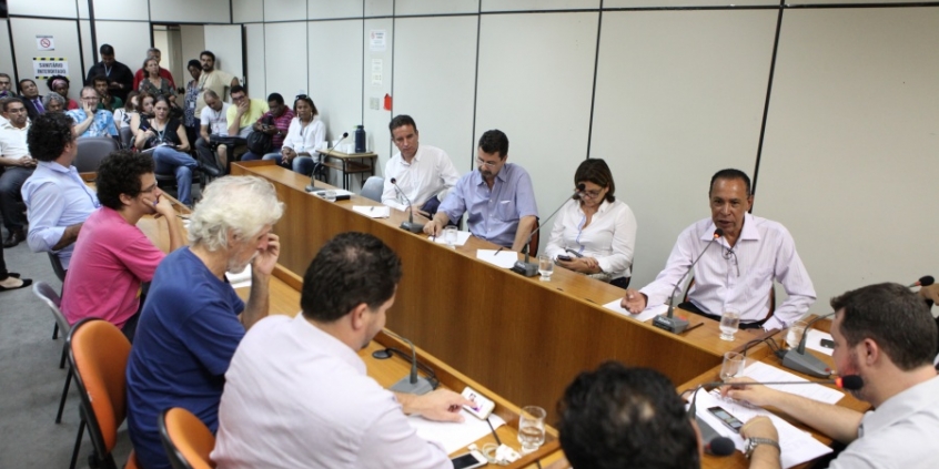Usuários e representantes de movimentos sociais pedem respostas da Prefeitura sobre problemas no BRT (Foto: Mila Milowsky)