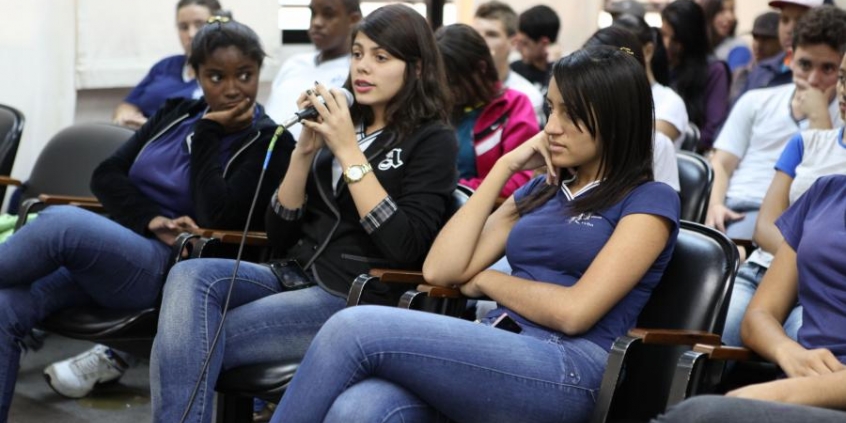 Moradores e estudantes de escolas da região se queixaram dos constantes alagamentos da Av. Cristiano Machado