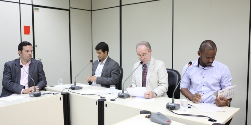 Professor Wendel (esq.) acompanha votação de seu requerimento por Preto Sacolão, Heleno e Juninho Paim (Foto: Mila Milowsky)
