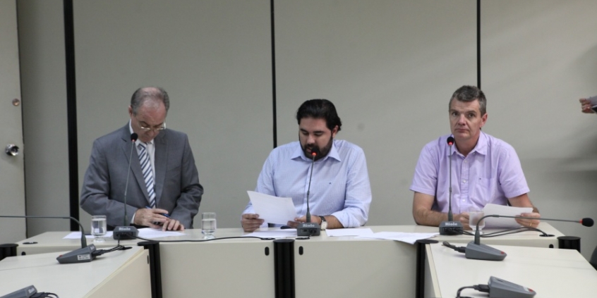 Heleno, Bruno Miranda (presidente) e Juliano Lopes na reunião da Comissão de Administração Pública (Foto: Bárbara Crepaldi)