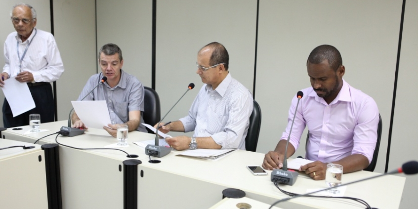 Vereadores Juliano Lopes, Bispo Fernando Luiz (presidente) e Juninho Paim aprovaram audiências para debater atos do Executivo
