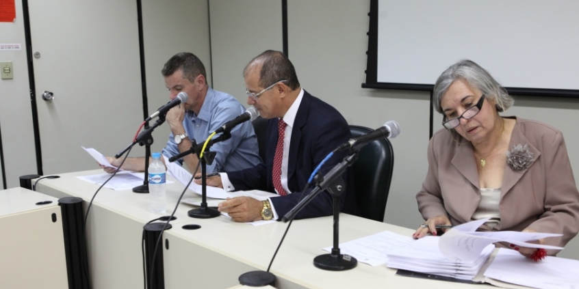 Vereadores Juliano Lopes (SD), Bispo Fernando Luiz (PSB) e Elaine Matozinhos em reunião da Comissão (Foto: Mila Milowski)
