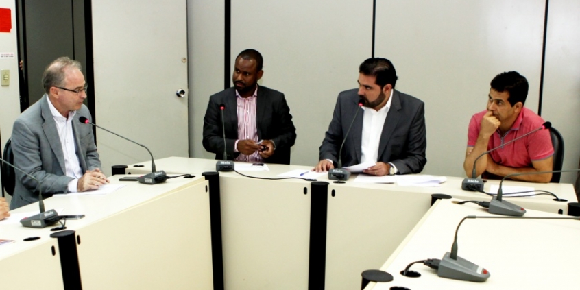 Heleno, Juninho Paim, Bruno Miranda (presidente) e Reinaldo Sacolão apreciam pauta da Comissão (Foto: Rafa Aguiar)