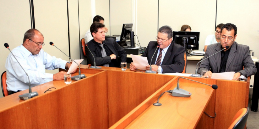 Valdivino, Léo Burguês, o presidente Preto e Autair Gomes apreciam pauta da comissão na reunião do dia 2/5 (Foto: Rafa Aguiar)