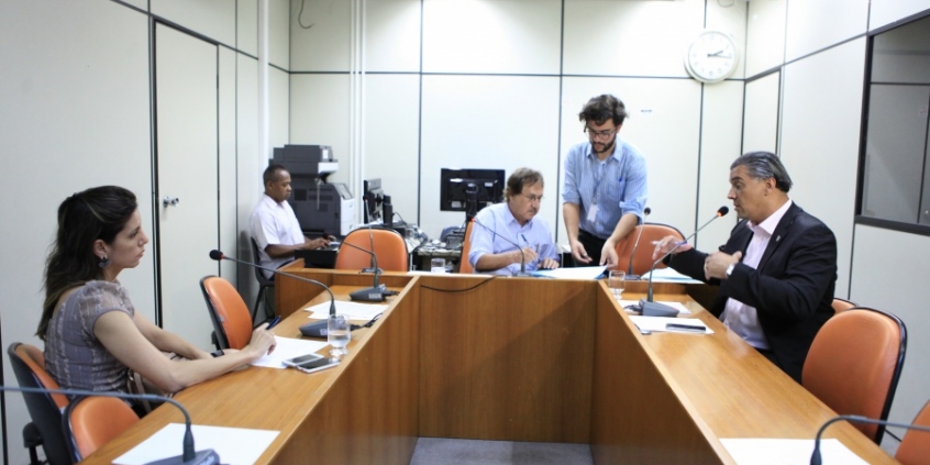 Ronaldo Gontijo e Joel Moreira recebem delegada da polícia civil e lamentam ausência de demais convidados (Foto: Bernardo Dias)