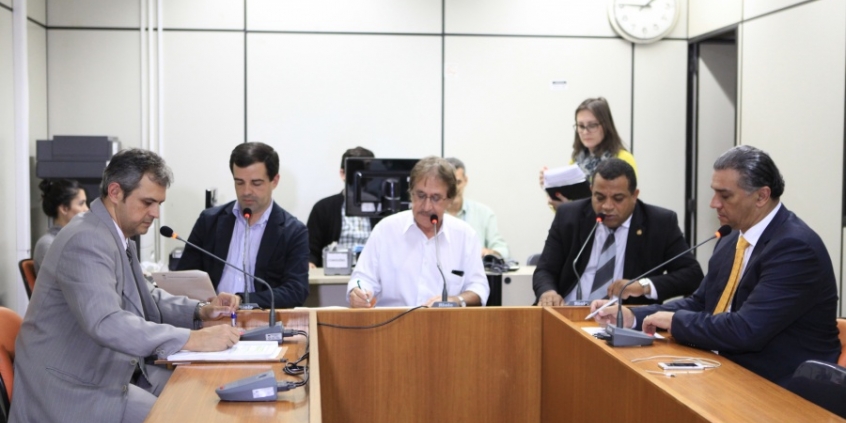 Membros da Comissão de Legislação e Justiça, em reunião ordinária realizada nesta quarta-feira. Foto: Mila Milowski