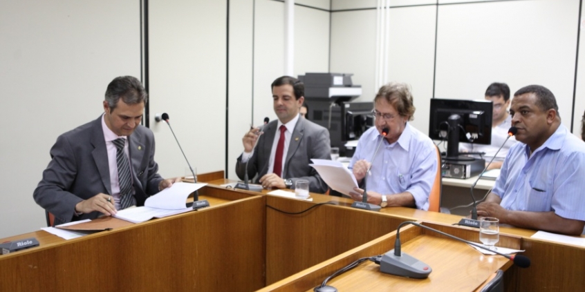 Ver. Sergio F. Pinho Tavares (PV), Juninho Los Hermanos (Pros), Ronaldo Gontijo (PPS) e Lúcio Bocão (PTN), em reunião da CLJ