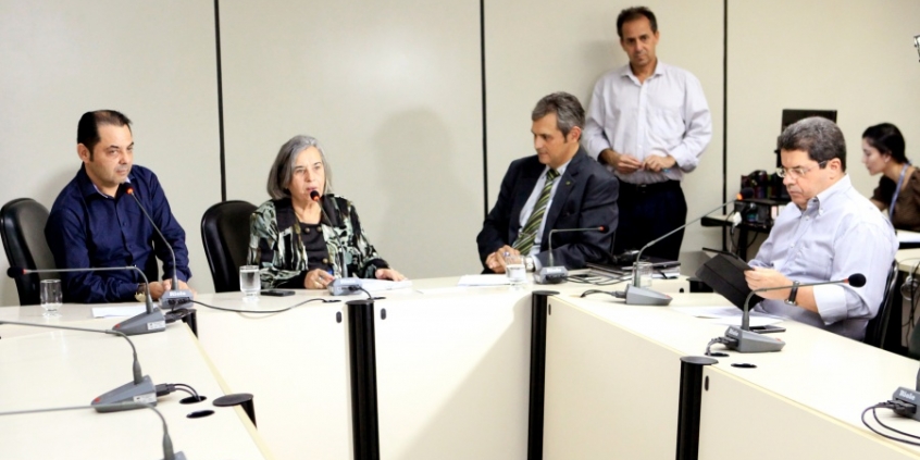 Elvis Côrtes, Elaine Matozinhos (presidente), Sérgio Fernando e Tarcísio Caixeta na reunião da comissão. (Foto: Rafa Aguiar)