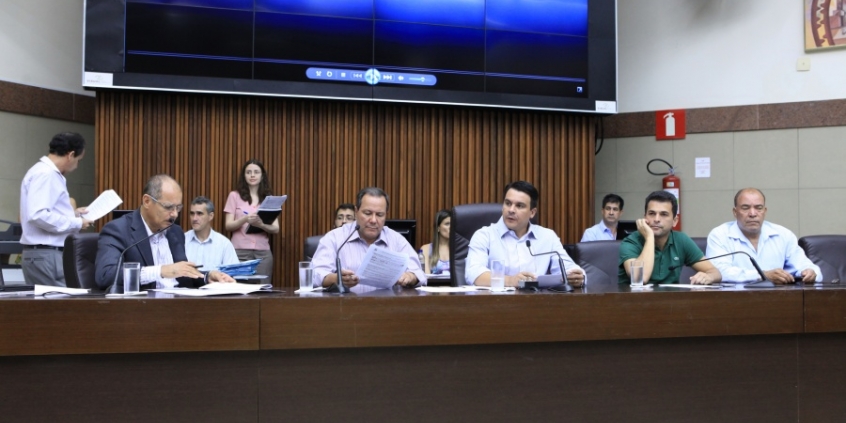 Vereadores em reunião da Comissão de Orçamento e Finanças. Foto: Bernardo Dias