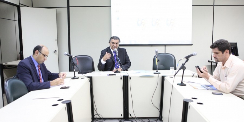 O vereador Joel Moreira Filho, o secretário municipal adjunto de Fiscalização e o representante da SLU debateram o PL 612/13