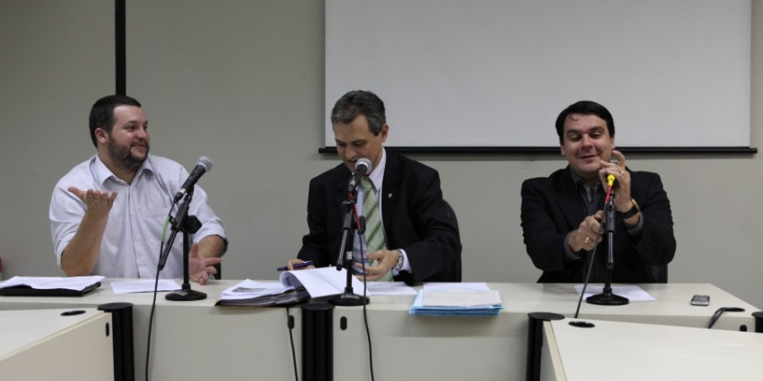 Presidente da Comissão Especial, Sérgio Fernando, ladeado pelos suplentes Pedro Patrus e Jorge Santos