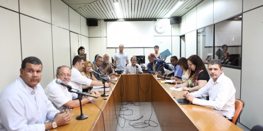 Alunos têm que recorrer a escolas estaduais no centro da cidade, o que contribuiria para a evasão