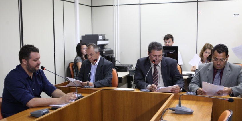 Vereadores Pedro Patrus, Silvinho Gomes, Preto (presidente) e Autair Gomes apreciam pauta da Comissão (Foto: Judith Silva)