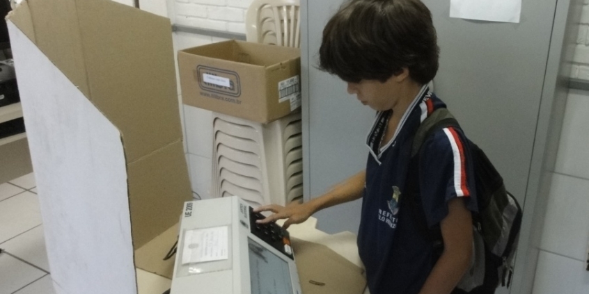Imagem mostra estudante votando na eleição do ano passado - Foto: Divulgação CMBH
