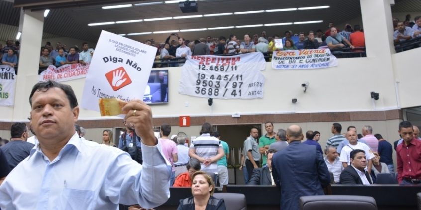 Centenas de taxistas compareceram ao Legislativo Municipal em várias audiências públicas conta o Uber - Foto: Divulgação CMBH