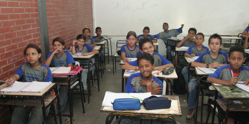 crianças em escola na sala de aula