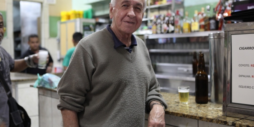 O aposentado Paulo Reis considera importante poder acessar a comanda para controlar conta (Foto: Mila Milowski)