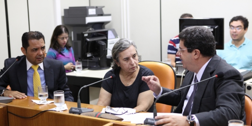 Elaine Matozinhos (centro), é anova presidente da Comissão de Meio Ambiente e Política Urbana (Foto: Mila Milowski)
