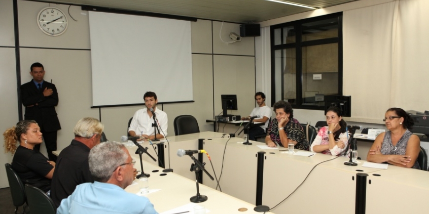 Comunidade discutiu atrasos nas construção de moradias populares (Foto: Divulgação CMBH)