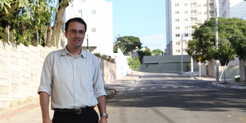 O administrador Gleydson Starling solicitou a mudança do nome da rua Dois mil quatrocentoes e quarenta e um, no Bairro Paquetá. 
