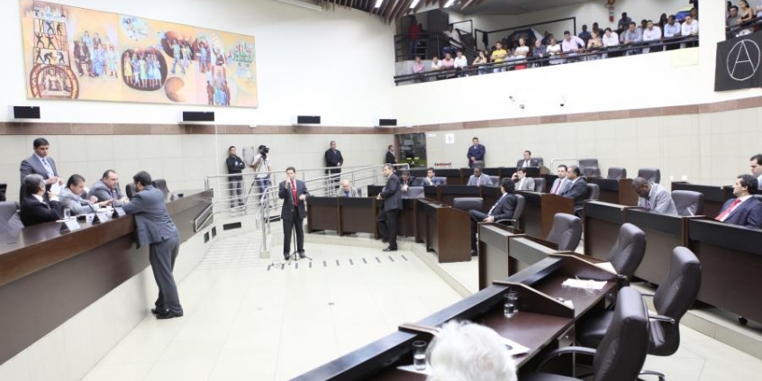 Quatro PLs foram votados. Manifestantes tentaram invadir plenário