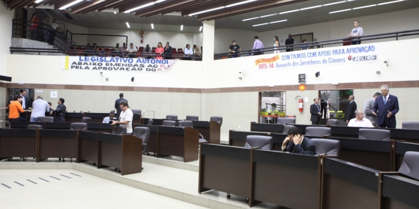 Vereadpres rejeitaram reajuste de R$3,00 no auxílio alimentação dos servidores - Foto: Mila Milowski