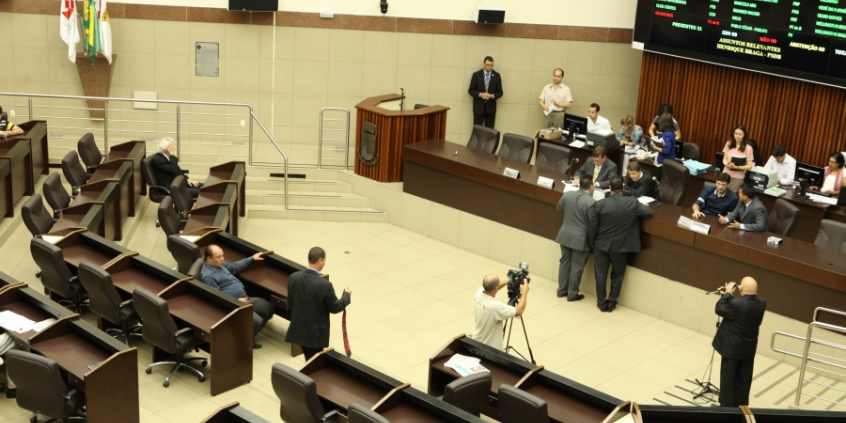 Na primeira reiunião extraordinária do mês, no dia 18 de dezembro, vereadores aprovam sete projetos de lei.