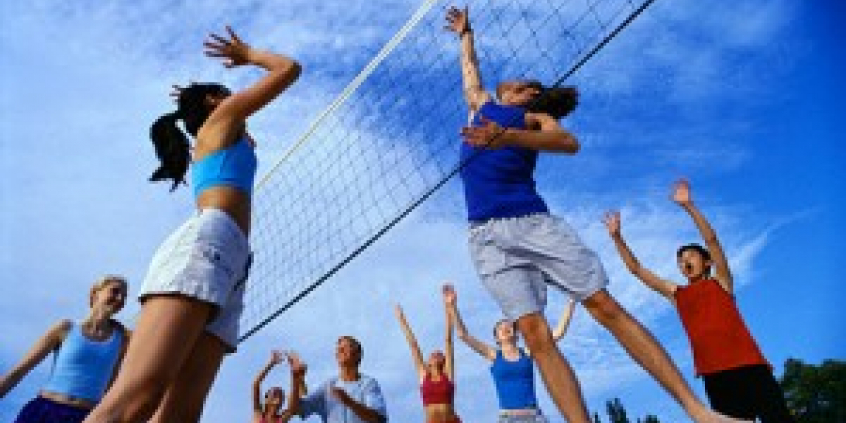 Jovens praticando vôlei