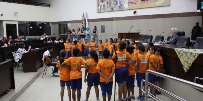 Programa atende cerca de 65 mil crianças e adolescentes da rede municipal - Foto: Divulgação CMBH