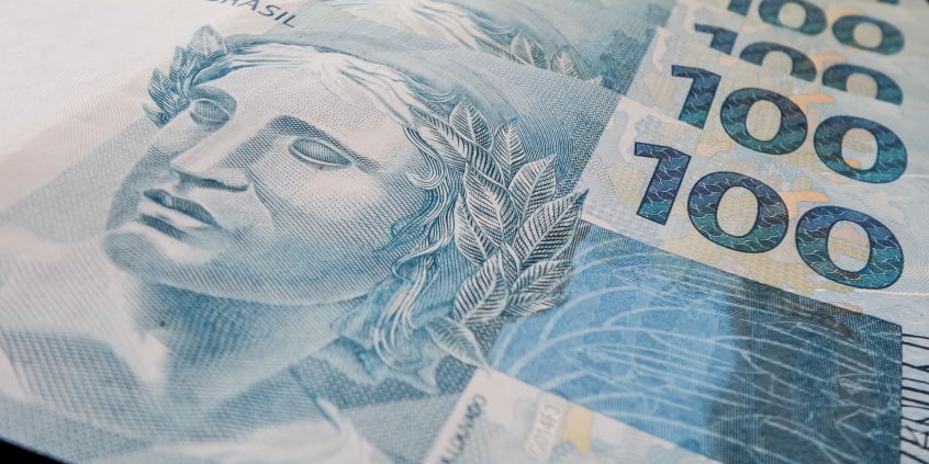 Papel moeda. Notas de 100 reais.