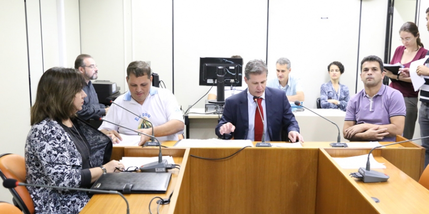 Vereadores membros da Comissão de Orlamento e Finanças em reunião 