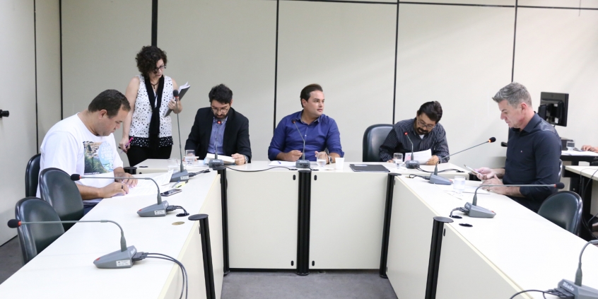 Vereadores compõem mesa de reunião no Plenário Helvécio Arantes