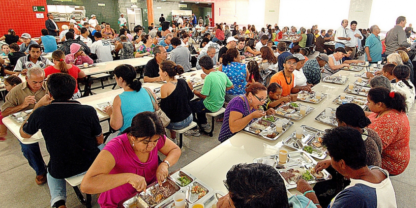 Pessoas almoçando no restaurante popular