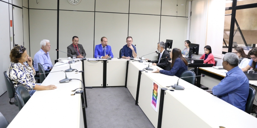 Parlamentares compõem mesa de reunião