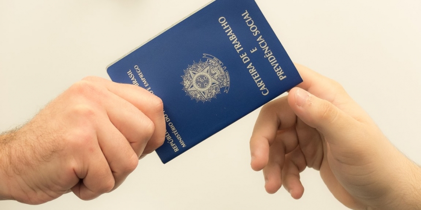 Jovem recebe a primeira carteira de trabalho