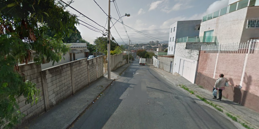 Rua Frei Luiz de Souza, no bairro Alto dos Pinheiros, ladeada por muros coloridos