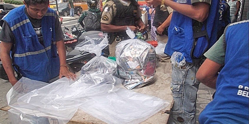 Com apoio da Polícia Militar, fiscais municipais recolhem mercadorias comercializadas irregularmente nas ruas de BH