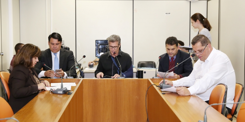 Vereadores em reunião da Comissão de Orçamento e Finanças