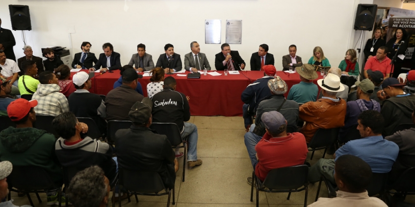 Hall da presidência lotado por carroceiros e ativistas em defesa dos animais, que acompanham audiência sobre o tema