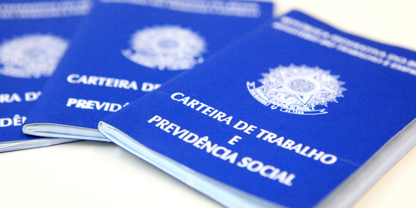 Três carteiras de trabalho fechadas