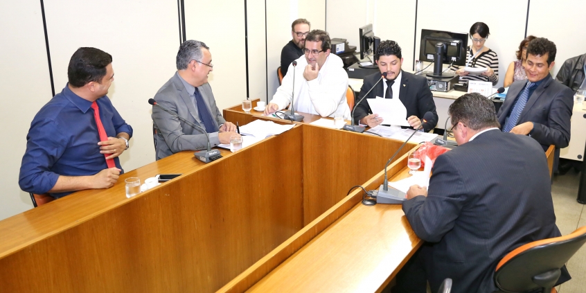 Parlamentares compõem mesa de reunião